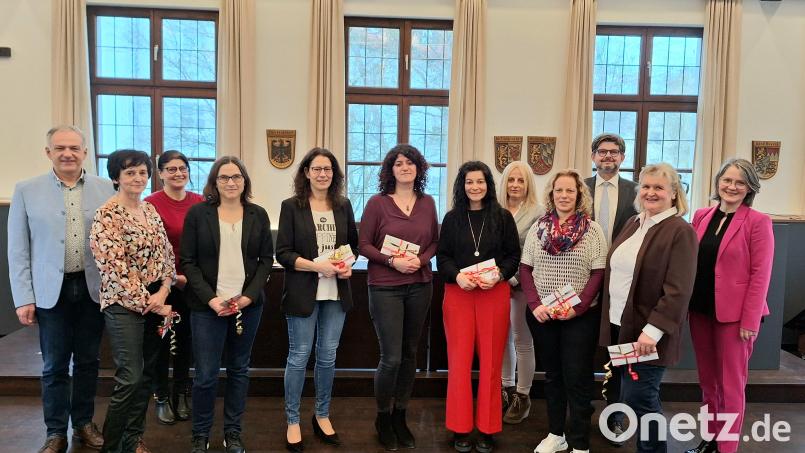 Die Geehrten und Gratulanten: (von links) Landrat Roland Grillmeier, Sieglinde Götz, Inge Dick (Vertrauensfrau für Schwerbehinderte), Margit Dobmeier, Silke Stich, Beate Wettinger, Sabine Haidl,
Sabine Graser (Personalratsvorsitzende), Sandra Meier, Schulamtsdirektor Armin Engel, Claudia Melzer und Schulamtsdirektorin Martina Puff. Bild: Fabian Polster/Landratsamt Tirschenreuth/exb