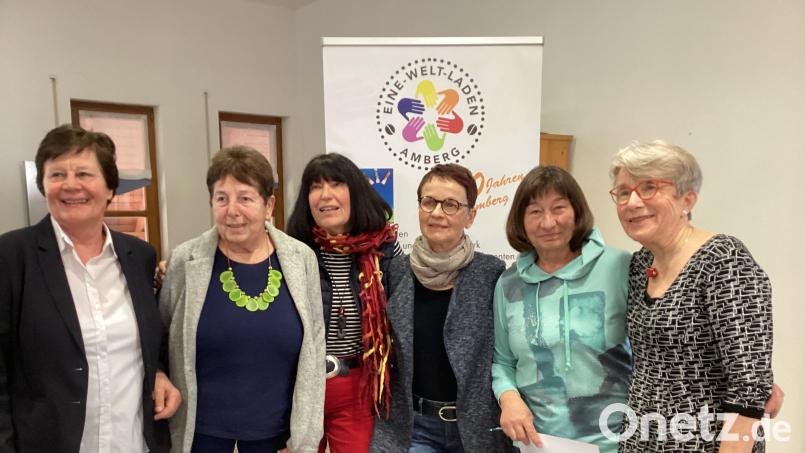 Sie feierten gemeinsam den 40. Geburtstag des Eine-Welt-Ladens: Monika Rambach, Waltraud Mayerl, Eva Ott, Dorlis Werner, Mariele Schön und Conny Siebenbürger (2. Vorsitzende). Bild: Mariele Schön/exb