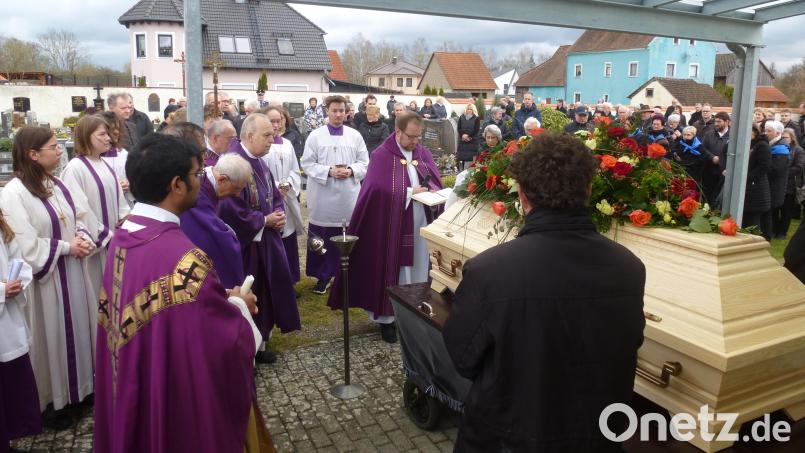 Eine große Zahl bekundet ihr Mitgefühl mit den Angehörigen und ihre Wertschätzung für Annemarie Baur, , unter ihnen auch der KDFB Grafenwöhr. Bild: bk