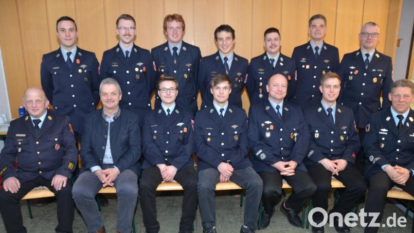 Ehrungen und Beförderungen stehen bei der Vohenstraußer Stützpunktwehr bei der Jahreshauptversammlung im Feuerwehrhaus an. Kreisbrandmeister Christian Demleitner (vorne, rechts) und Bürgermeister Andreas Wutzlhofer als oberster Dienstherr der Feuerwehren in der Großgemeinde zollen den Einsatzkräften um Kommandant Mario Dobmayer (hinten, rechts) großen Respekt. Bild: dob