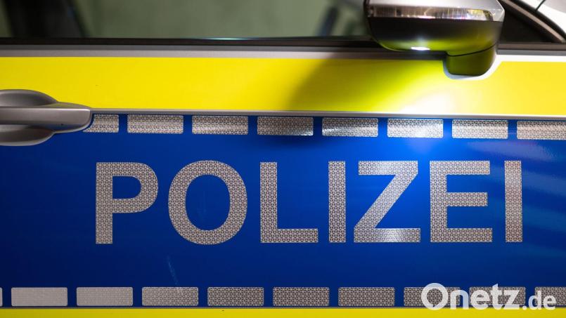 Eine Unfallflucht ereignete sich am Freitagnachmittag in Tirschenreuth beim Postlager. Die Polizei sucht nun Zeugen. Symbolbild: Robert Michael/dpa/