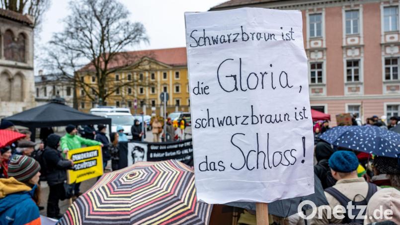 Ein Schild mit der Aufschrift „Schwarzbraun ist die Gloria, schwarzbraun ist das Schloss!“ Bild: Armin Weigel/dpa