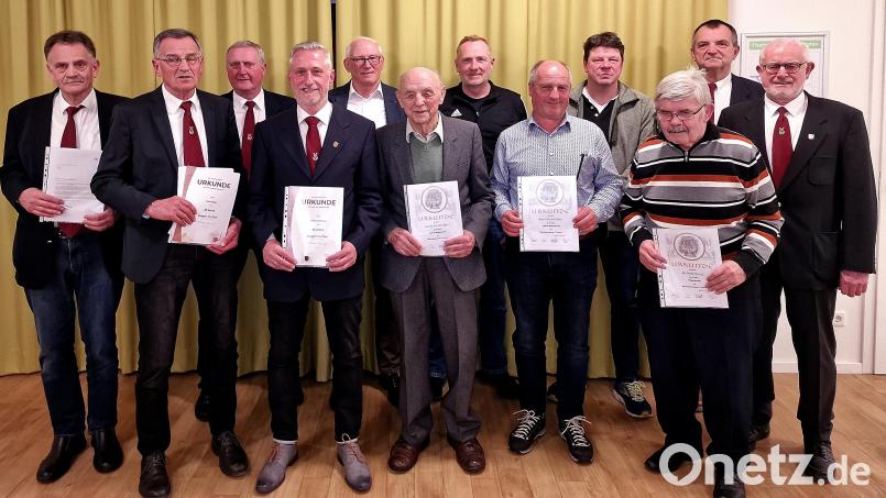 Eine neue Vorstandschaft wählten die Mitglieder des Männergesangsvereins „Frohsinn“ Schirmitz. Dabei erhielten langjährige Mitglieder und aktive Sänger Ehrennadeln und Urkunden. Vierter von links der neue Vorsitzende Roland Werner. Bild: R. Kreuzer