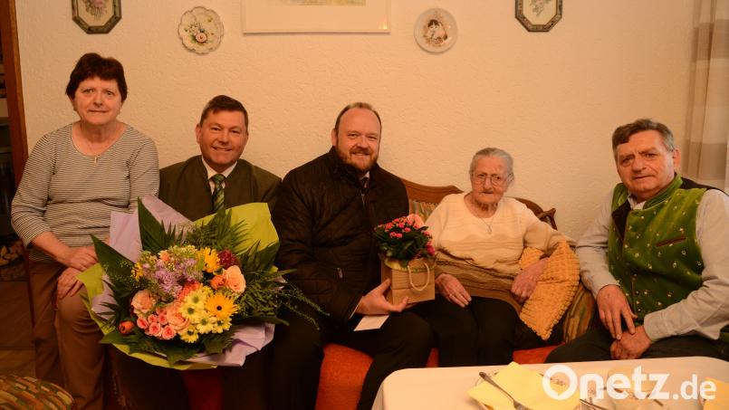 Maria Nistler feierte am 23. März ihren 104. Geburtstag. Sie freute sich gemeinsam mit Tochter Walburga (links) und Sohn Anton (rechts) über die Glückwünsche von Bürgermeister Rainer Rewitzer und Landrat Andreas Meier. Bild: bey