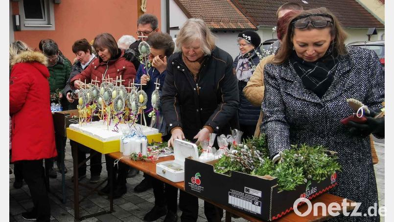 Das handgefertigte Bastelwerk des katholischen Frauenbundes lockte viele Frauen und Männer an. Bild: gz