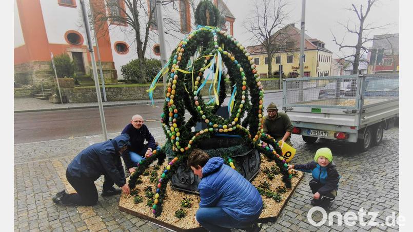 Ein engagiertes Arbeitsteam des CSU-Ortsverbandes stellen Osterkrone vor dem Rathaus in Eslarn auf. Bild: gz