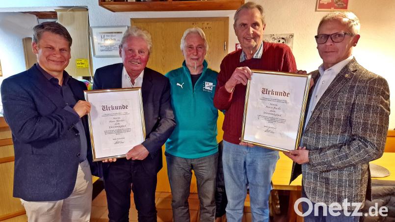Der Förderverein des FC Weiden-Ost hat erstmals zwei neue Ehrenvorsitzende. Benjamin Zeitler übergibt an Hans Forster (von links) die Urkunde. David Eckert (rechts) überreicht die Auszeichnung an Horst Fuchs. In der Mitte gratuliert der Hauptvereinsvorsitzende. Bild: R. Kreuzer