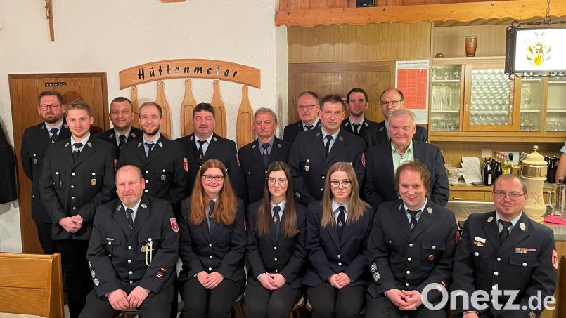 Die Wahl der Kommandanten stand an bei der Feuerwehr Zinst. Wiedergewählt als Erster Kommandant wurde Andreas Kausler (sitzend, rechts), sein Stellvertreter ist Tobias Kreuzer (sitzend links). Mit im Bild Ehrengäste, Vorstandschaft und Bürgermeister Günter Kopp (stehend rechts). Bild: Gemeinde Kulmain/exb