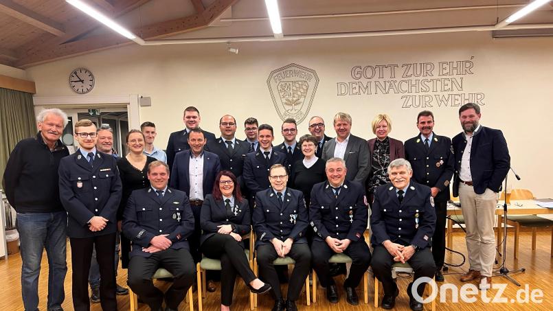 Die Freiwillige Feuerwehr Weiden blickte auf das Vereinsjahr 2023 zurück und ehrte gleich mehrere Mitglieder für ihr Engagement. Bild: Patrick Preßl - FF Weiden/exb