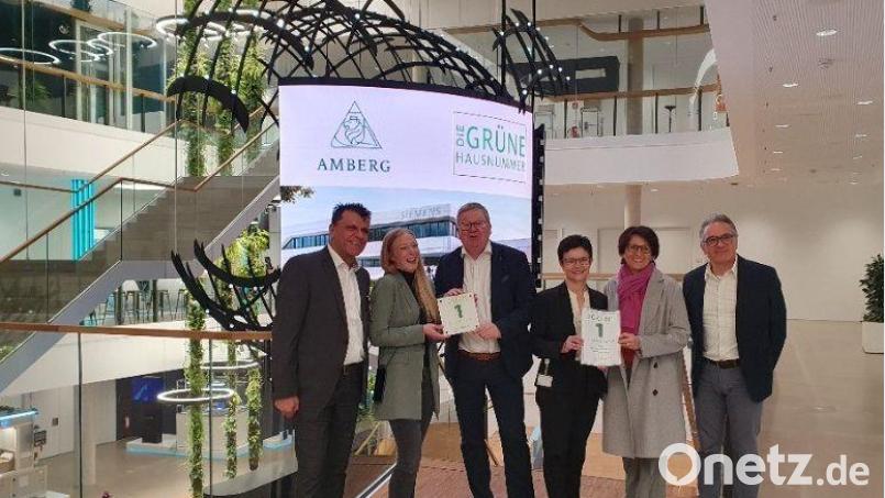 Bei der Verleihung der Grünen Hausnummer (von links): Hans-Peter Scharl, Sprecher der Standortleitung, Julia Haberland, Leiterin des “Impulse”, Oberbürgermeister Michael Cerny, Heike Hofmann, Siemens Real Estate, Ramona Grosser, Personalleiterin am Siemens-Standort sowie Gunter Beitinger, Vice President des Siemens Fertigungsverbunds sowie “Vater des Impulse”. Bild: Siemens Amberg/exb