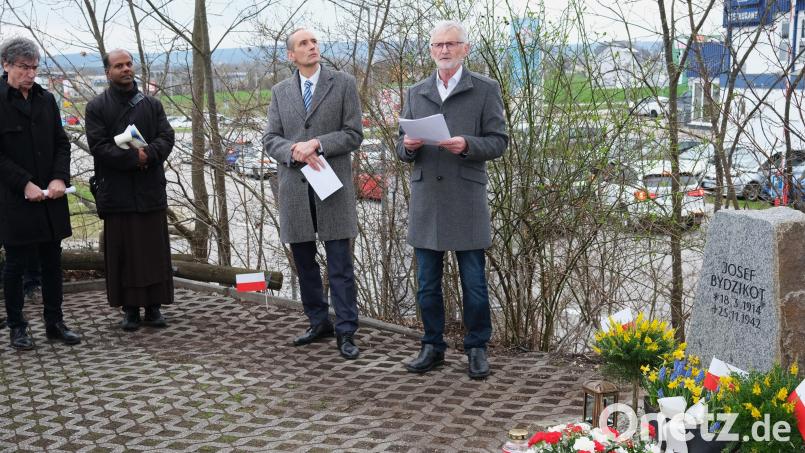 Heimatforscher Hans-Peter Weiß (rechts) hat das Schicksal eines Zwangsarbeiters recherchiert und ein Mahnmal errichtet. Pater Francis (Zweiter von links) segnete den Gedenkstein in Anwesenheit von Konsul Maciej Szmidt (Zweiter von rechts) und dem Historiker und Journalisten Thomas Muggenthaler (links). Bild: Hirsch