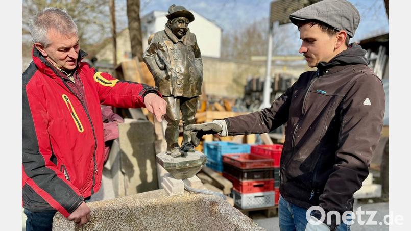 Einst zierte der Oberpfälzer Musikant den Wieselbrunnen am ehemaligen Gesundheitsamt in Neustadt/WN. Jetzt richten ihn Thomas (links) und Wolfgang Raithel her, um die Figur dann auf einem Granitsockel im Brunnentrog zu platzieren, der bald wieder in Neustadt steht. Bild: Gabi Schönberger