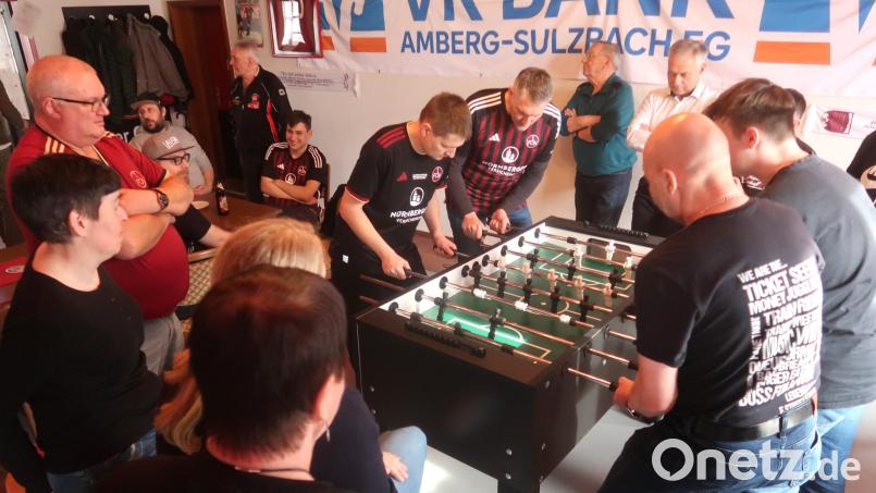 Beim Kickerturnier der Clubfreunde Vilseck geht es bis zum Schluss spannend zu. Die Brüder Jürgen und Matthias Kellner (links) siegen im Endspiel gegen Stefan und Yannik Urbanczyk (rechts). Bild: rha