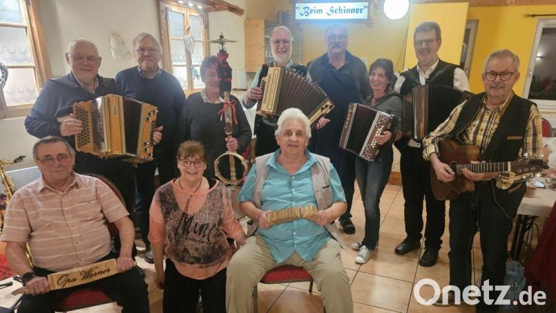 Werner Ponnath, Maria Storek, Dieter Paulus (vorne von links), Helmut Jilg, Willi Prechtl, Susanne Wenzel, Herbert Storek, Gastgeber Armin Schinner, Uli Affolter, Erwin Hornauer und Rainer Marquardt (hinten von links) spielten beim Musikantenstammtisch auf. Bild: Herbert Storek/exb