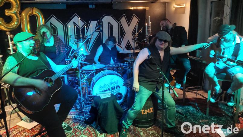 30 Jahre B 14: Zum Jubiläum steht die Rock-Band &quot;AC/DX&quot; auf der Bühne und sorgt für gute Stimmung. Bild: jua