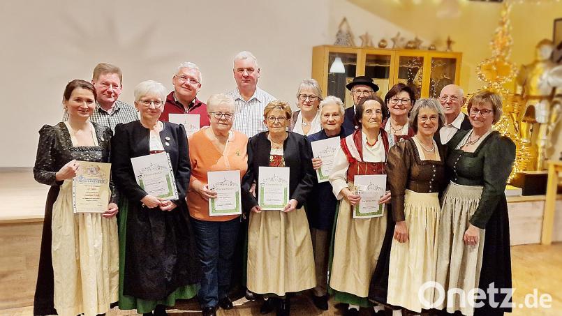 Die Jubilare der „Miesbergler“ Susanne Ernst, Jürgen Müller, Gerlinde Kasparides, Erich Schwarz, Ingrid Sitter, Georg Greger, Elisabeth Gottsauner, Sieglinde Neft, Renate Irlbacher, Barbara Thiele, Christine Obermeier, Ottmar Hochmuth (von links) zusammen mit Lisa Wilhelm, Gerlinde Ott (von rechts) und Peter Kurzwart (Sechster von rechts). Bild: Fleischmann/exb