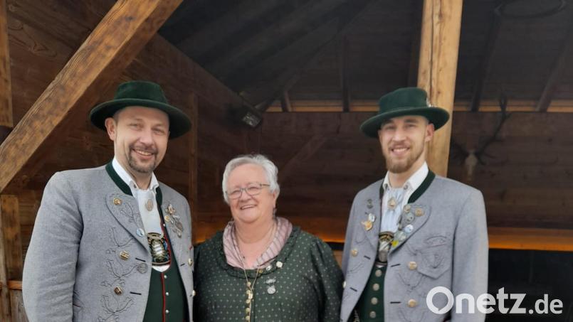 Gauvorsitzender Jürgen Hofmann (links) gratulierte der nachgewählten Gautrachtenwartin Monika Herold und dem neuen Sachausschussvorsitzenden für Mundart, Brauchtum und Laienspiel, Maximilian Hofmann (von links). Bild: ge