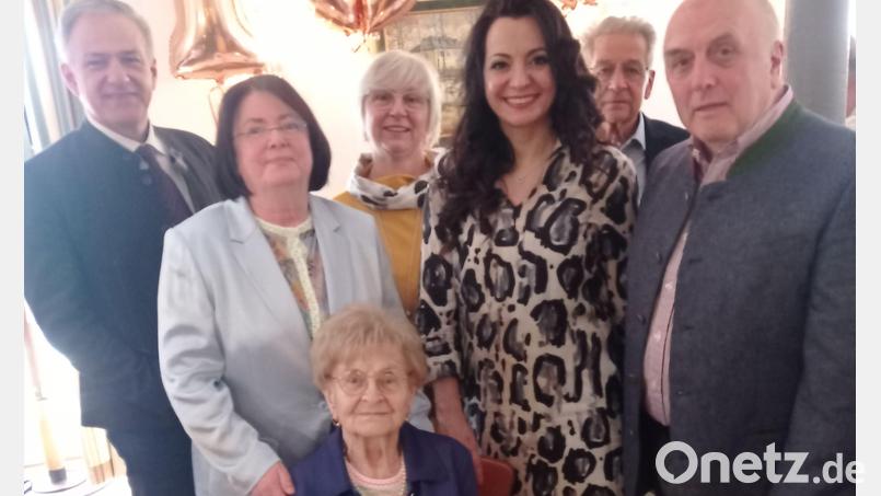Theresia Majcher (vorne) gratulierten zum 100. Geburtstag unter anderem Landrat Roland Grillmeier, Tochter Maria, Pfarrsekretärin Steffi Wegmann, Bürgermeisterin Margit Bayer und Seniorenbeauftragter Gerhard Weber. Bild: fpoz