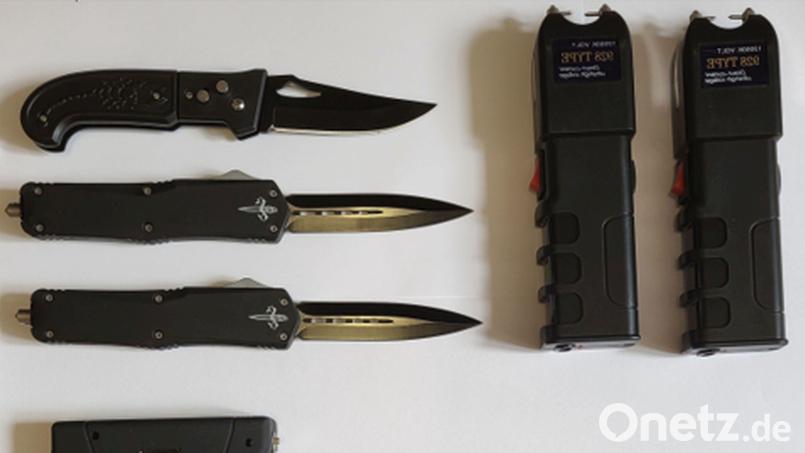 Das Bild der Polizeiinspektion Waldsassen zeigt einen Teil der sichergestellten Gegenstände, den zwei Männer nach Deutschland schmuggeln wollten. Bild: Polizeiinspektion Waldsassen/exb