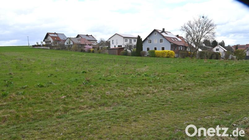 Im Haushalt der Gemeinde Gebenbach sind heuer 500.000 Euro für die Erschließung des Neubaugebiets Gebenbach Nord-West (Bild) eingestellt, das sich an die bisherige Bebauung in der Flurstraße anschließ. Geplant sind zwölf Baugrundstücke, die zusammen knapp über 10.000 Quadratmeter umfassen. Bild: gf