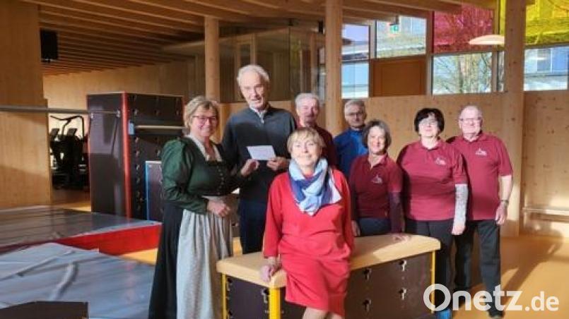 Lisa Wilhelm (Vorsitzende D’Miesbergler), Professor Andreesen (Vorsitzender Leukämiehilfe Ostbayern), Christa Burggraf (zweite Vorsitzende der Leukämiehilfe Ostbayern), Michael Ruidisch, Xaver Obendorfer, Gerlinde Ott, Marianne Obendorfer und Andreas Wilhelm (Mitglieder des Trachtenvereins, von links) zeigt das Bild bei der Spendenübergabe. Bild: Thurow/exb
