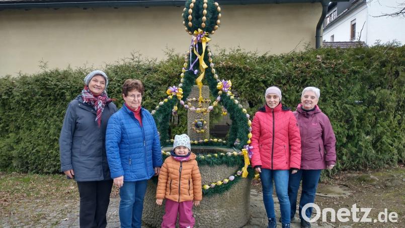 Viele bunte Eier haben die Damen von der Frauen-Union Störnstein an Girlanden rund um den Brunnen befestigt: Nun erstrahlt er zum Osterfest schön geschmückt. Bild: Resi Förster/exb