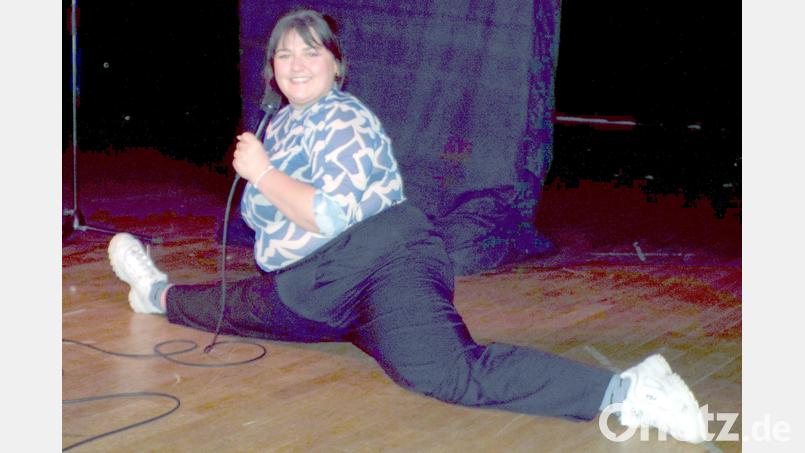 Im Programm schafft Kabarettistin Teresa Reichl den Spagat zwischen Gesellschaftspolitik, Literatur und Feminismus. Aber sie kann ihn auch im wörtlichen Sinn. Bild: e
