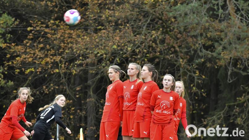 Die Abwehr des TSV Theuern stand in Halbzeit zwei nicht immer sicher. Letztlich fuhr man beim Schlusslicht Ezelsdorf aber einen unterm Strich verdienten 4:2-Sieg ein. Archivbild: Hubert Ziegler