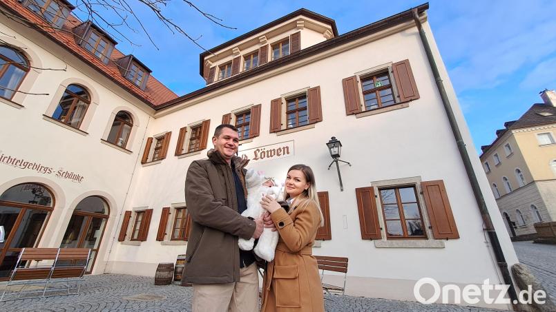 Wenn jedem Anfang ein Zauber innewohnt, dann hat Andreas Geschibet beruflich wie privat gerade genug Zauberhaftes um die Ohren: Mit Osksana Morvaniuk freut er sich über die Geburt ihrer gemeinsamen Tochter Mia. Außerdem­ zog die Familie nach Marktredwitz in den &quot;Goldenen Löwen&quot; um, den der Wirt aus dem Dornröschenschlaf holen möchte. Bild: Brigitte Gschwendtner/fph