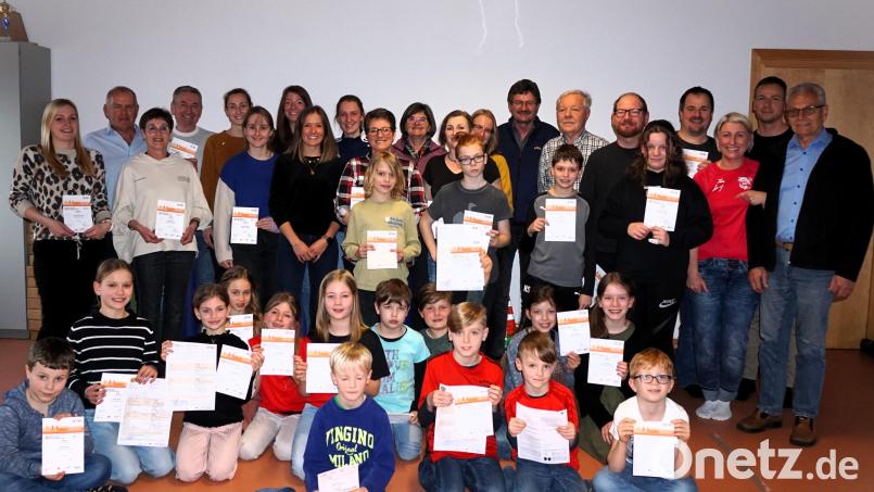 An 25 Kinder und 17 Erwachsene verleiht die DJK Ensdorf das Deutsche Sportabzeichen. Bild: tra