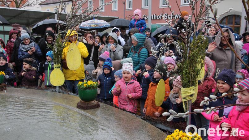 Kinder aller vier Tirschenreuther Kindergärten machten beim Tanz- und Gesangsauftritt zum Lied &quot;Hoppelhase Hans&quot; am Osterbrunnen mit. Bild: kro