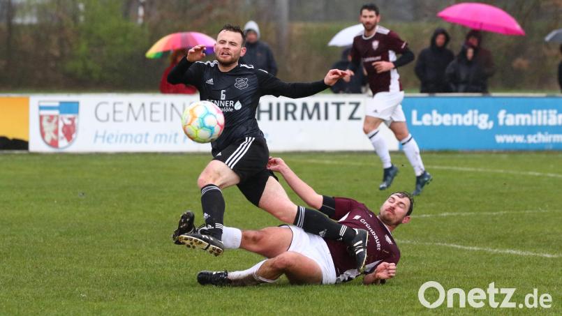 Die DJK Weiden kämpfte selbst nach einem Zwei-Tore-Rückstand unverdrossen weiter und gewann in Schirmitz noch mit 4:2. In dieser Szene trennt der Weidener Daniel Treml (am Boden) Stavros Smardenkas von der SpVgg Schirmitz vom Ball. Bild: Dieter Jäschke