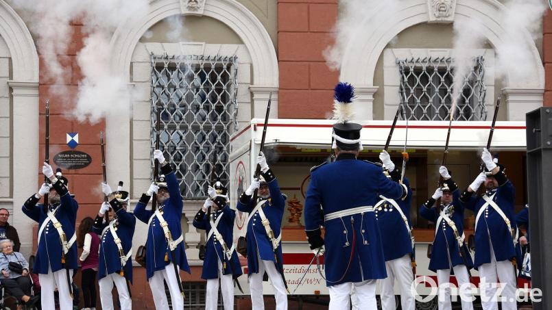 Die Neustädter Bürgerwehr schießt Salut vor dem Landratsamt. Seit 1982 sind die historischen Paramilitärs nicht aus der Stadtfolklore wegzudenken. Archivbild: bgm