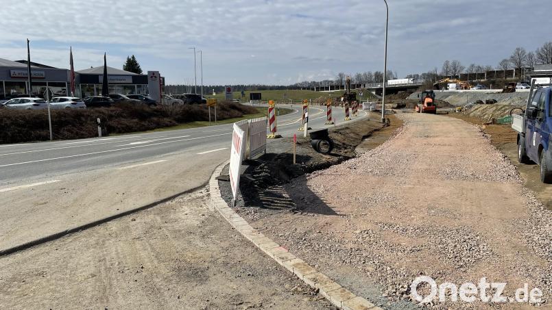 Noch ist der Radweg entlang der B15 bei Altenstadt/WN nicht fertig. Das Staatliche Bauamt rechnet mit einem Abschluss bis zu den Pfingstferien. Bild: Staatliches Bauamt Amberg-Sulzbach