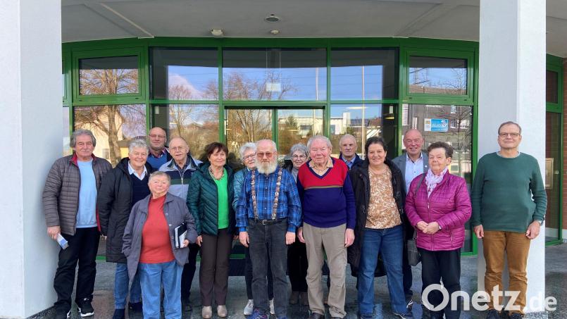 Bürgermeister Roland Strehl (Dritter von rechts) freut sich mit seinen Seniorenbeauftragen Herbert Breitkopf (links) und Hans Nörl (Dritter von links) über die reibungslose Neukonstituierung des Kümmersbrucker Seniorenbeirates. Neuer Sprecher ist Armin Amrhein (rechts), neuer Schriftführer Helmut Krämer (Achter von links). Bild: Anja Jäger/exb