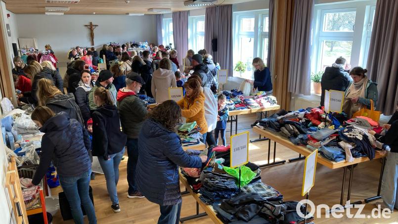 Einen regelrechten Ansturm gibt es auf das Angebot des zweiten Baby- und Kinderbasars des AWO-Ortsvereins in Flossenbürg. Bild: exb/AWO
