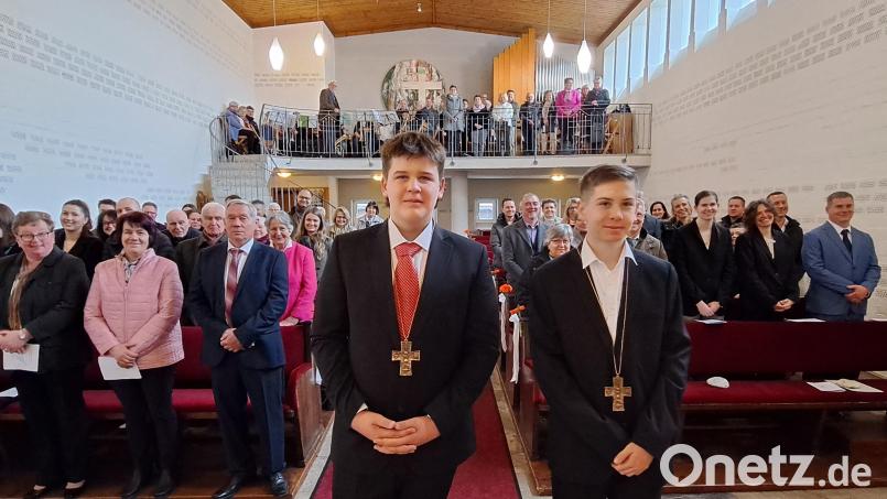 Leopold Strobel und Robert Prölß (von links) legen in Vilseck ihr Konfirmationsversprechen ab. Bild: bk