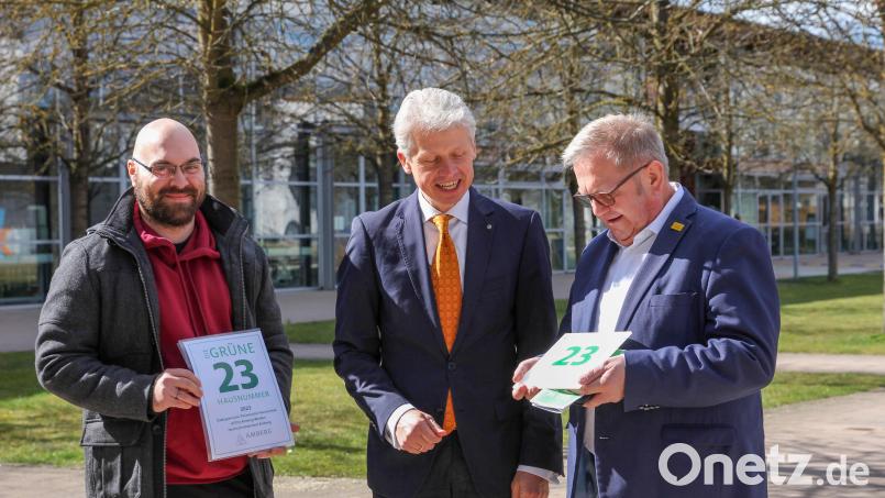 Stadt Amberg zeichnet den Campus Amberg der OTH Amberg-Weiden mit der „Grünen Hausnummer“ aus (von links): Christoph Dereser, Klimaschutzmanager Stadt Amberg, Hochschulpräsident Professor Clemens Bulitta und Martin Preuß, Bürgermeister Stadt Amberg Bild: Wiesel/OTH Amberg-Weiden/exb