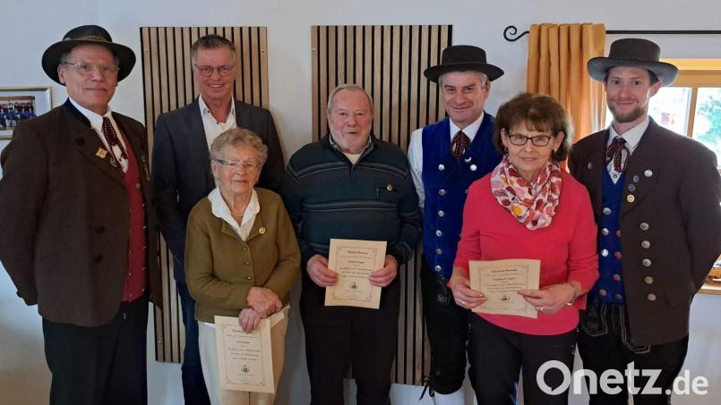 Die Trachtler ehren langjährige Mitglieder (von links): Gauvorsitzender Peter Fink, Bürgermeister Hermann Falk, Zenta Bauer, Gerhard Siegert, Zweiter Vorsitzender Gaston Lottner, Hildegard Siegert und Erster Vorsitzender Michael Meier. Bild: u