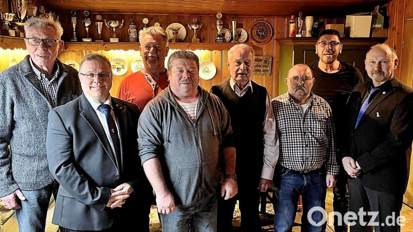 Für weitere vier Jahre wählen die Kameraden in der Reservistenkameradschaft Weiden eine neue Vorstandschaft. Die engeren Vorstandsmitglieder wollen ihre Ämter in jüngere Hände legen. Von links: Vorsitzender Werner Holl, Organisator der Reservisten Hartmut Schütze, Willi Lang, Hans Klughardt, Lorenz Kiener, Uli Zielonka, Alexander Lang, Kreisvorsitzender Manfred Zettl. Kassier Dieter Zetzlmann fehlte. Bild: R. Kreuzer