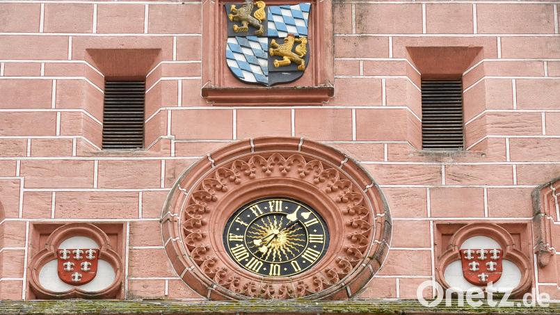Links und rechts neben der Uhr prangt am Rathaus das Sulzbach-Rosenberger Wappen, das bis 1938 nur das Sulzbacher Wappen war. Bild: Petra Hartl