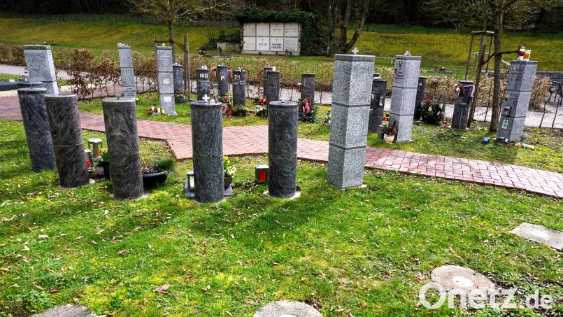 Die Fundamente für die zusätzlichen Urnenstelen im Friedhof Ensdorf sind bereits vorhanden. Bild: tra