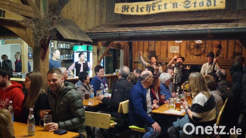 Im beheizten Reichert&#039;n-Stodl sorgte die Mittelberg-Muse für Stimmung und gute Laune Bild: sgs