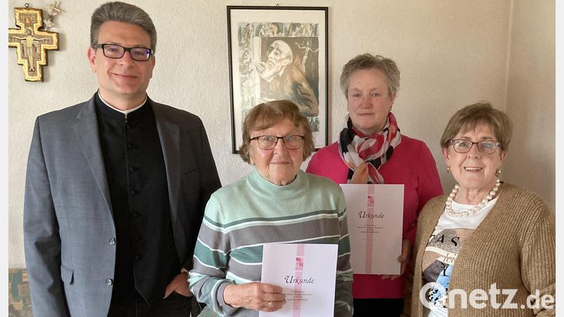 Pfarrer Michael Jakob (links.) und Vorsitzende Hermine Knauer (rechts) gratulierten Maria Nagler (Zweite von links) für 50 Jahre und Maria Losch für 25 Jahre Mitgliedschaft. Heinrich Nagler konnte aus gesundheitlichen Gründen an der Ehrung nicht teilnehmen. Bild: hae