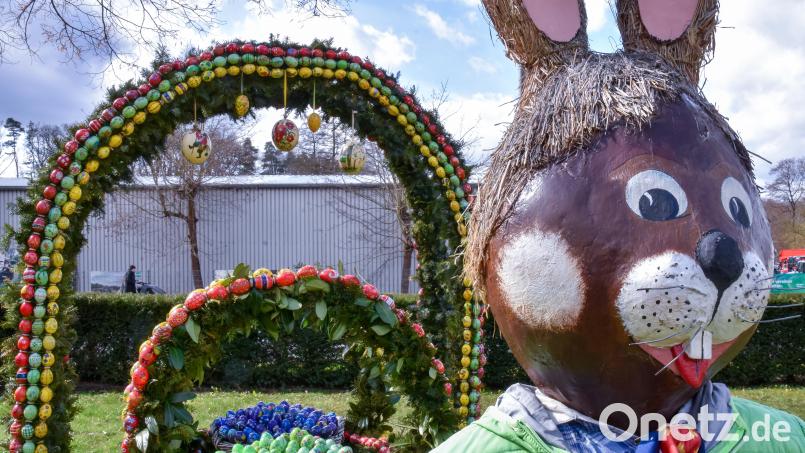 Der Mutter-Kind Brunnen in Sulzbach-Rosenberg, ist wieder österlich geschmückt. Bild: Stephan Huber