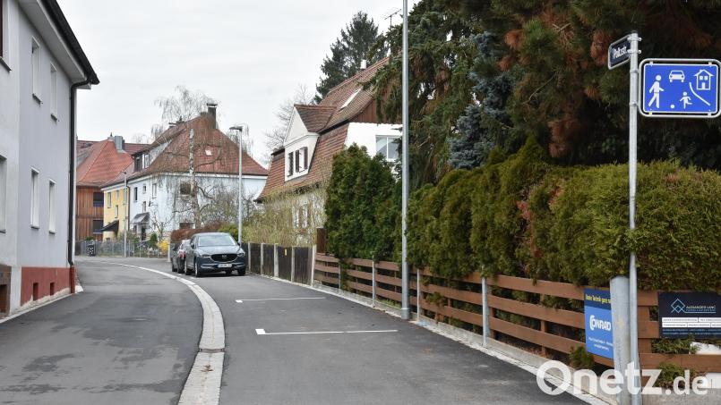 Die Poltzstraße in Amberg ist von Grund auf saniert worden. Doch jetzt nützen sie Autofahrer als schnelle Verbindung zwischen Eglseer Straße, Hollergasse und Eisbergweg. Bild: Stephan Huber