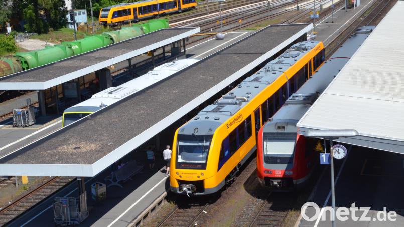 Die Bahn fährt wieder nach Plan. Auch am Bahnhof Weiden gab es zuletzt keine Einschränkungen. Die Gefahr weiterer Streiks scheint gebannt: Am Montagabend einigten sich Bahn und Gewerkschaft GDL. Symbolbild: Helmut Kunz