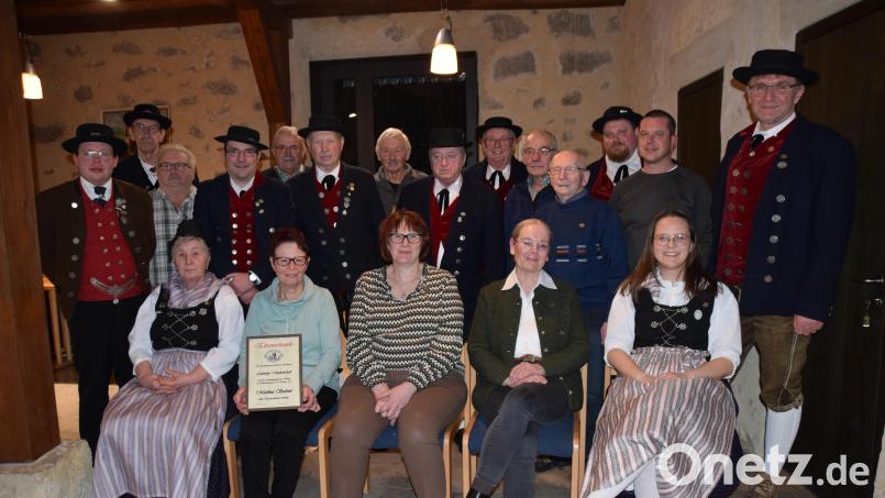 Die Ossinger-Trachtler ehren langjährige Mitglieder: (sitzend, von links) Hildegard Bär, Martina Suttner, Christine Pesold, Maria Klobes-Martin, Michaela Pirner, (stehend, von links) Tobias Lehner, Eckehard Papenfuß, Karl Stöhr, Hermann Schlenzig, Georg Pirner, Paul Pesold, Günter Seibold, Konrad Lederer, Hans Koch, Hans Melchner, Hubert Scharrer, Andreas Pirner, Bürgermeister Jörk Kaduk und Hans-Jürgen Bruhn. Bild: wku