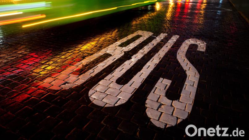 Im bayerischen öffentlichen Bus- und Schülerverkehr fehlen rund 4000 Busfahrer. Symbolbild: Arno Burgi/dpa