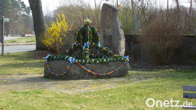 Ein Blickfang ist der geschmückte Osterbrunnen an der Bildbaumanlage. Bild: bk
